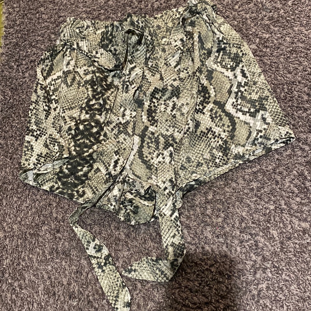 4/$10✨ snakeskin print shorts